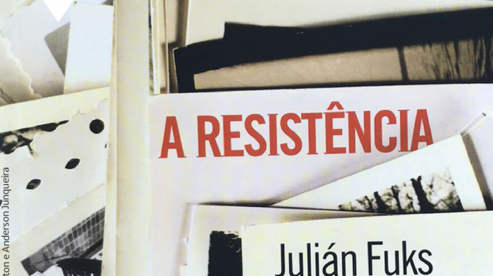 Fotografia do livro A resistência, de Julián Fuks, cuja imagem da capa são várias fotografias sobrepostas, sobre uma estrutura de concreto.